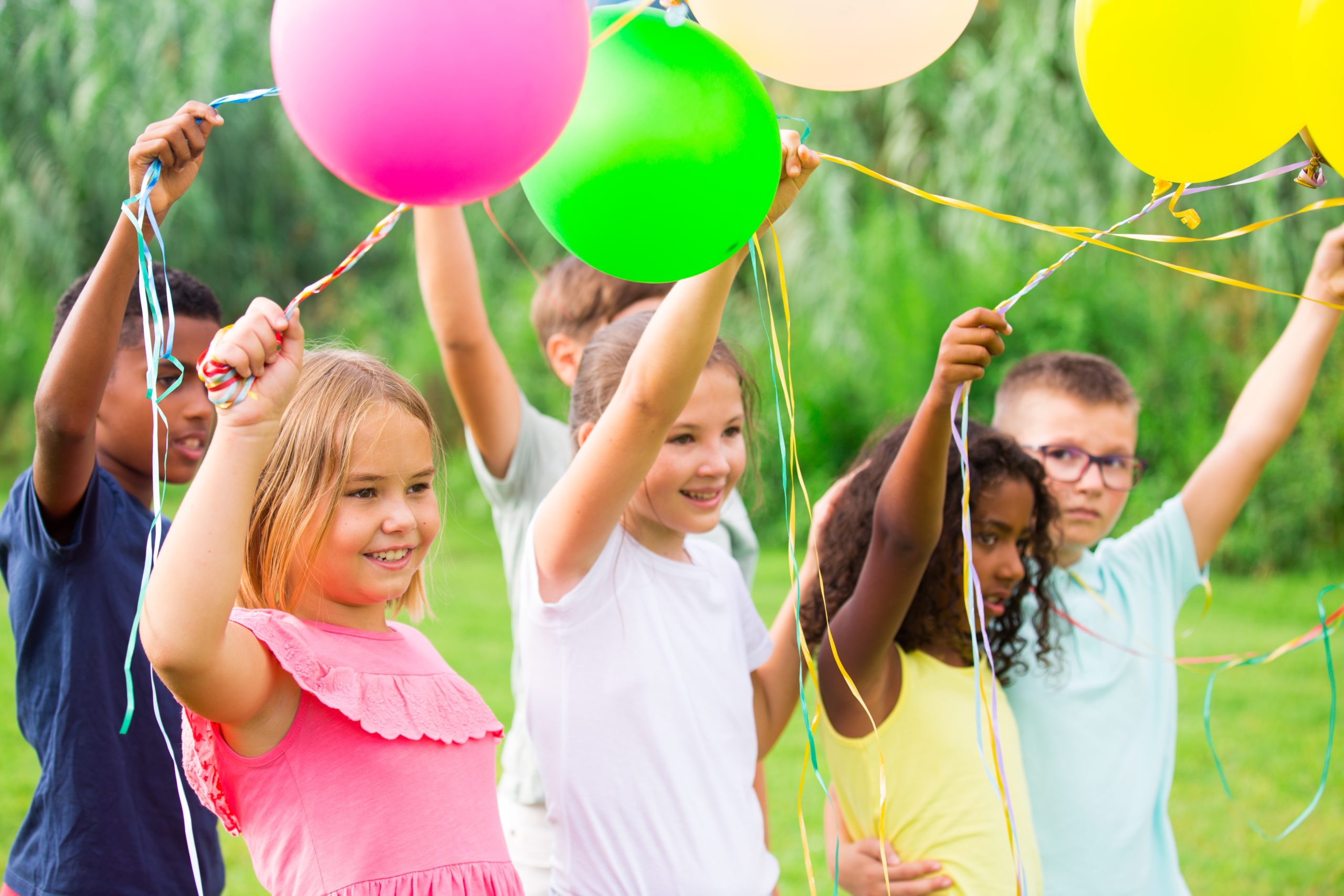 Seks børn holder balloner
